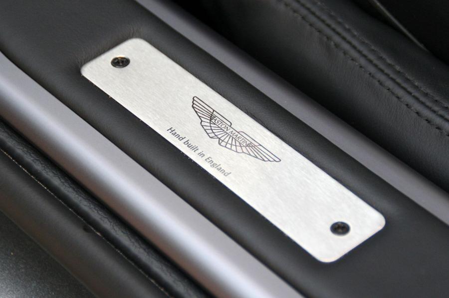 Логотип Aston Martin Virage 2011 года  (NA) (фото 8 из 39)